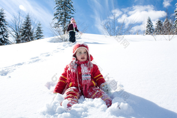 在雪地上玩耍的小女孩
