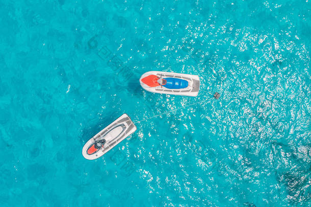 出租的喷气式滑雪板停放在蓝色泻湖热带蓝宝石，空中顶视图
