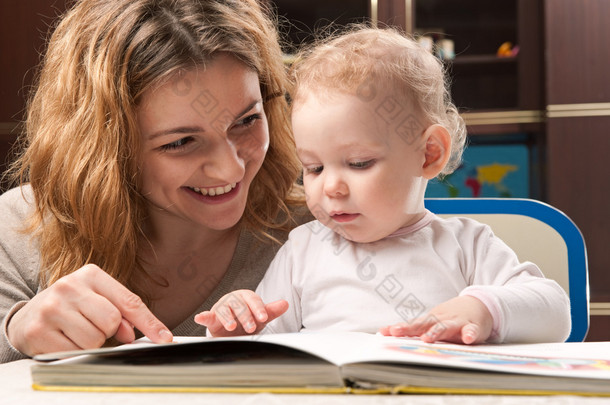 母亲和婴儿阅读