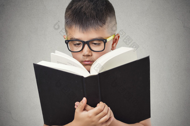戴着眼镜看书的孩子