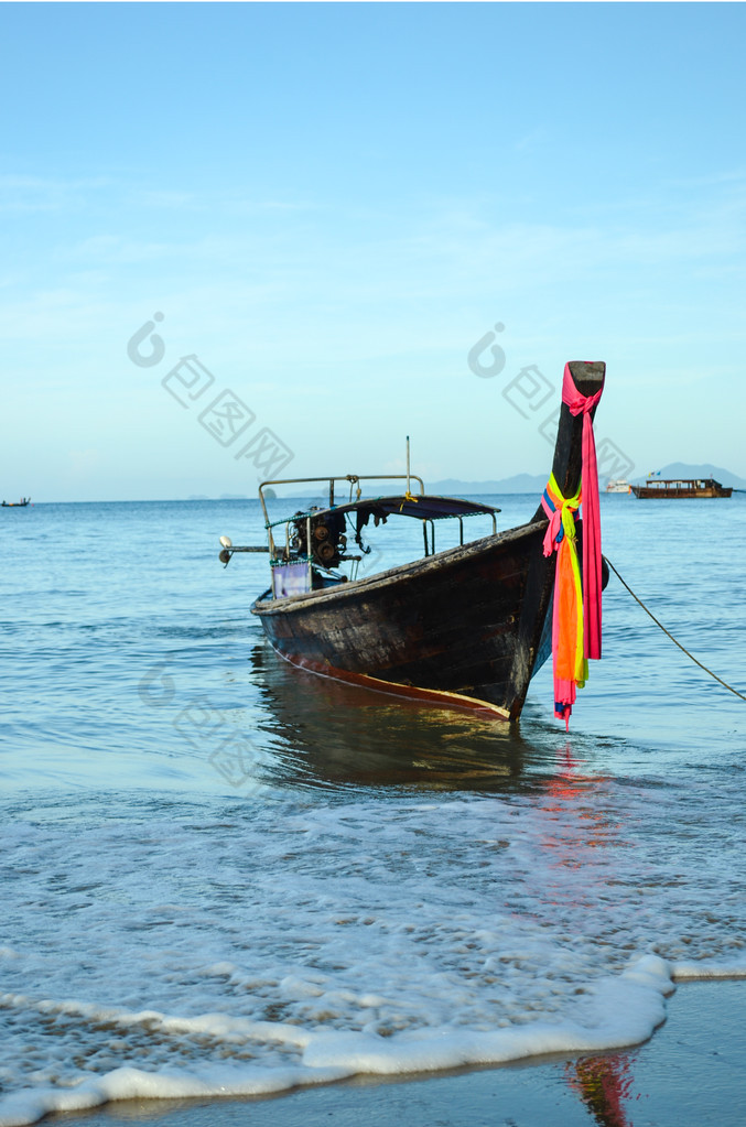 机动船在甲米的海滩上