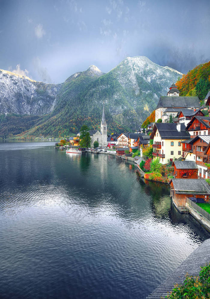 雾秋日出的著名哈尔施塔特湖畔镇, 反映在 Hallstattersee 湖。地点: 哈尔施塔特, 萨尔茨卡梅谷地区, 奥地利, 阿尔卑斯。欧洲.