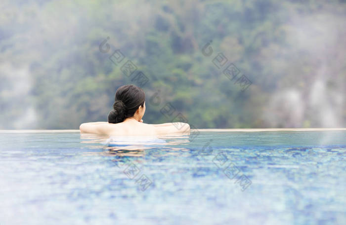 年轻女子在温泉中休息 泡温泉