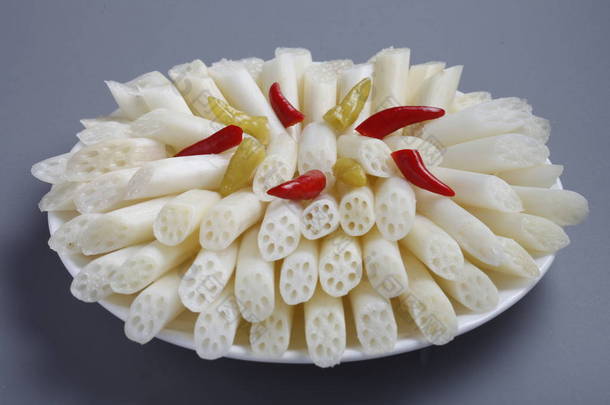 有熟莲藕的盘子特写。中国传统食品