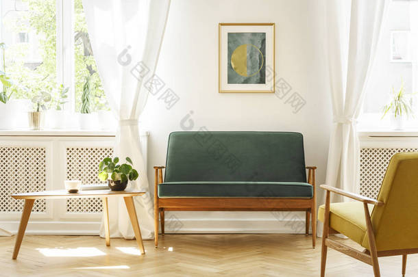 一张中世纪起居室的真实照片, 里面有沙发, <strong>茶几</strong>, 窗户和绘画。