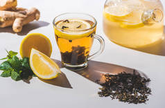 白色桌上的柠檬和薄荷的健康红茶