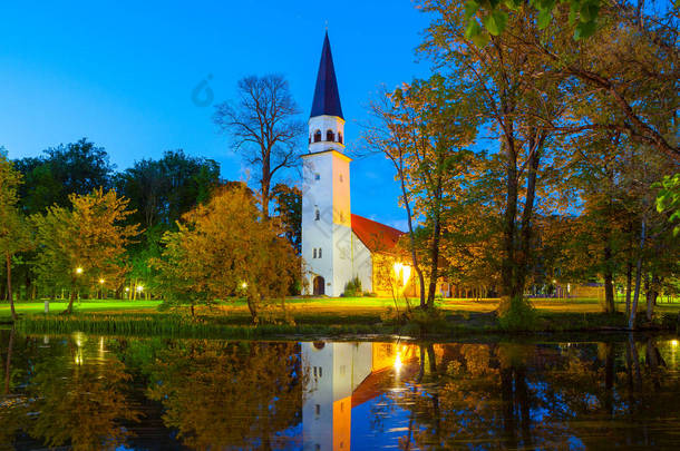 晚上 \cview 对路德教会的圣 Berthold 1225 年建设。拉脱维亚锡古尔达.