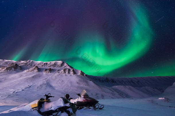 极地北极北极光在挪威斯瓦尔巴特的天空之星朗伊尔城城人山