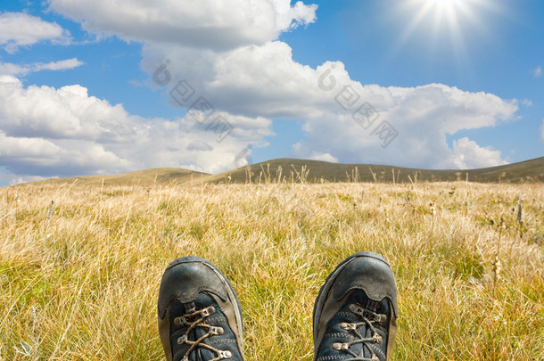 在高山草甸上远足靴
