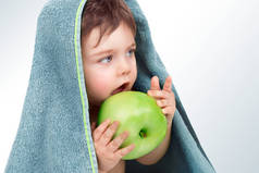 宝贝男孩吃苹果