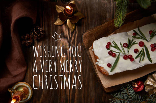 上图是传统<strong>圣诞</strong>蛋糕，在松树旁的覆盆子和木制桌子上的蜡烛装饰着越橘，祝你<strong>圣诞</strong>快乐