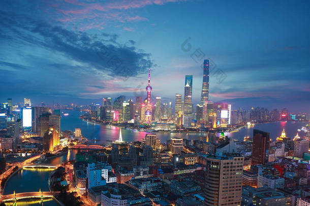 在上海外滩天际线的黄昏的<strong>空中</strong>摄影 