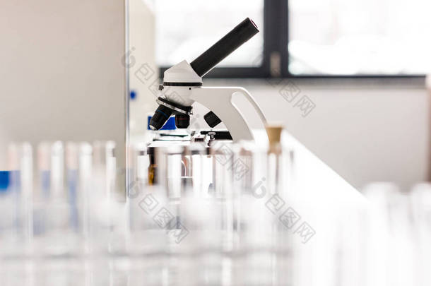 管和显微镜实验室  