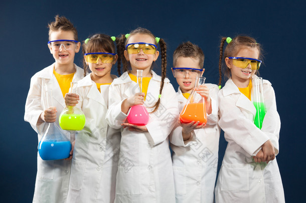 群快乐的孩子做<strong>科学</strong>实验在实验室.