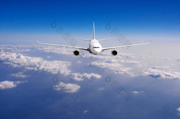 飞机在云层上面飞行。客运航班飞行