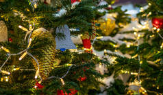 圣诞树的遮掩。 圣诞节和新年背景. 灯，街上的装饰品。 圣诞灯饰。 为您的文本复制空间.