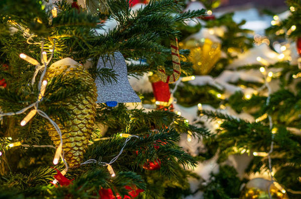 圣诞树的遮掩。 圣诞节和新年背景. 灯，街上的装饰品。 圣诞灯饰。 为您的文本复制空间.