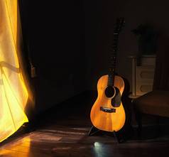 声学西班牙吉他在一个立场, 在一个黑暗的房间, 明亮的灯光从窗帘后面的阴影