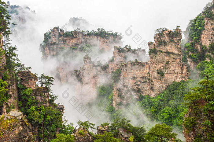 朦胧的陡峭山的山峰 — — 张家界国家公园中国