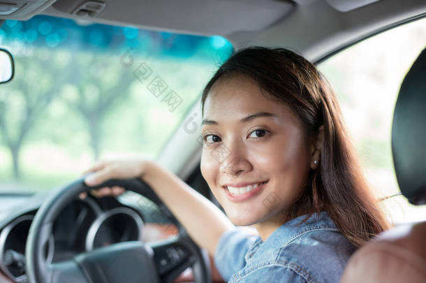 美丽的亚洲女人<strong>笑</strong>着欣赏着开车上路