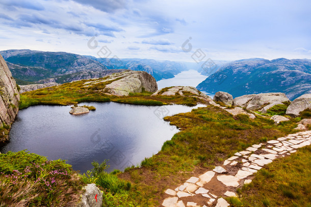 在峡湾 Lysefjord-没有牧师讲坛石附近的山脉