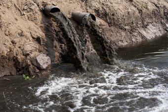 河流水污染是因为工业化生产在排水前不处理水图片