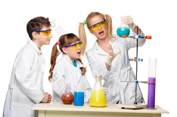 青少年和老师的化学课做实验