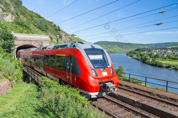 城际列车离开隧道附近河摩泽尔河在德国