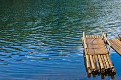 彭 oong 保护区蓝色平静的水面上漂浮的竹筏