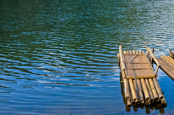 彭 oong 保护区蓝色平静的水面上漂浮的竹筏