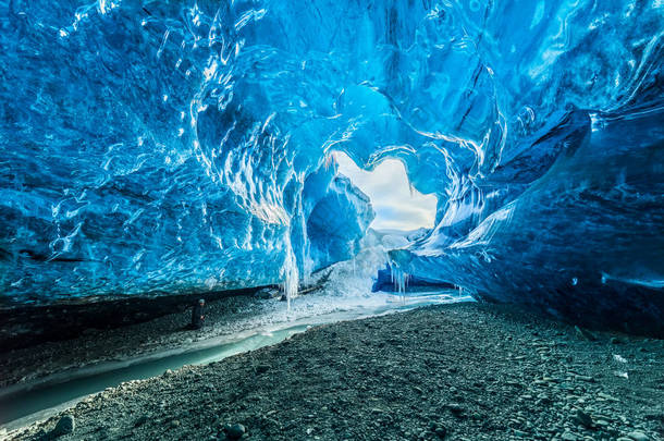 在冰岛的蓝色冰洞