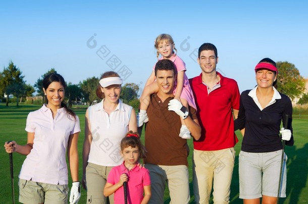 高尔夫球场群与孩子的朋友