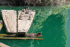 在姚照东兰坝或 Ratchaprapa, 素叻他尼泰国的码头等待的竹筏小船