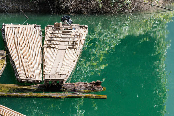 在姚照东兰坝或 Ratchaprapa, 素叻他尼泰国的码头等待的竹筏小船