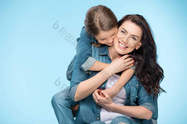 妈妈和女儿拥抱