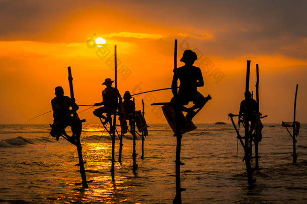 传统渔民在日落时在斯里兰卡的剪影
