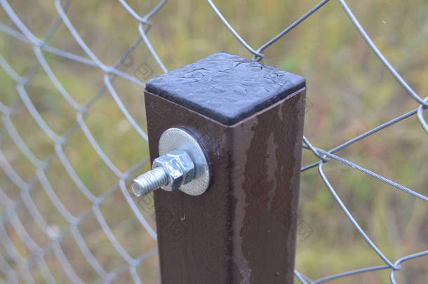 铁丝网伸在栅栏上，以保障安全