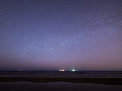 在海滩上的星星的夜空。空间视图.