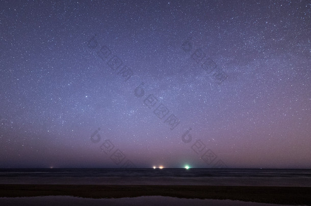 在海滩上的星星的夜空。空间视图.