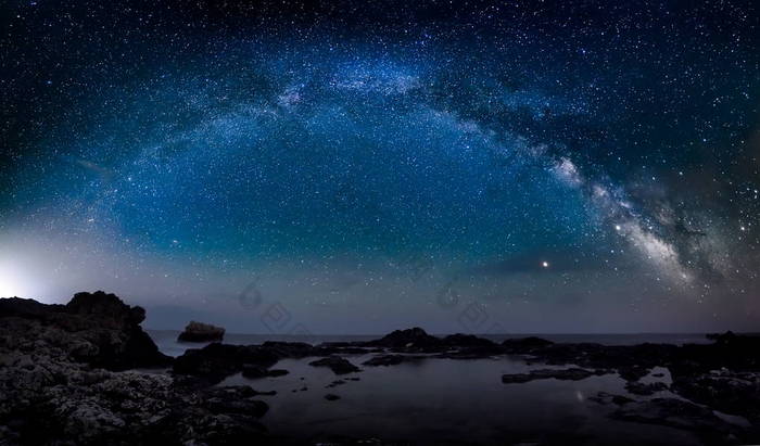 惊人的充满活力的银河图像在岩石悬崖和海, 夜景 