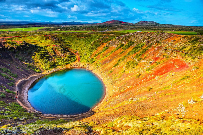 冰岛的火山湖。在日落时的风景景观.