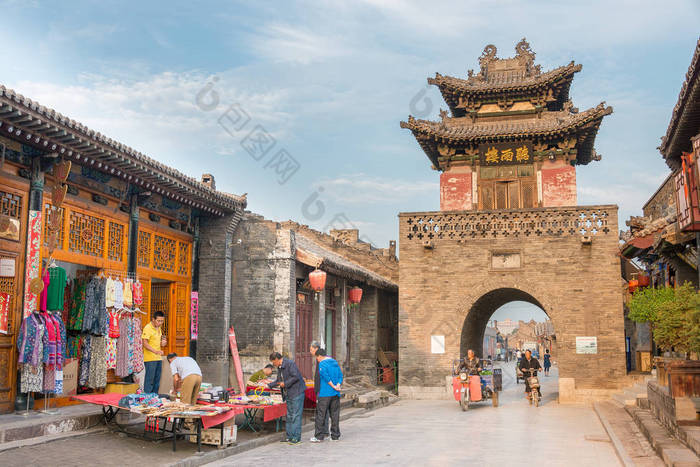 山西，中国-2015 年 9 月 8 日︰ 早上视图的古代城市的坪 Yao(Unesco World Heritage site)。山西省平遥县著名的历史古迹.