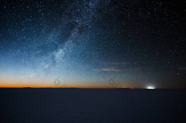 在月亮升起前的星夜,苏尤尼盐滩的萨拉尔.玻利维亚阿尔蒂普拉诺