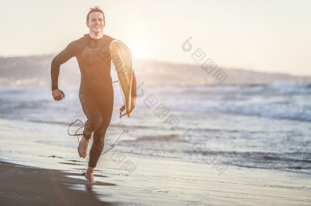 运行在海滩上的冲浪者