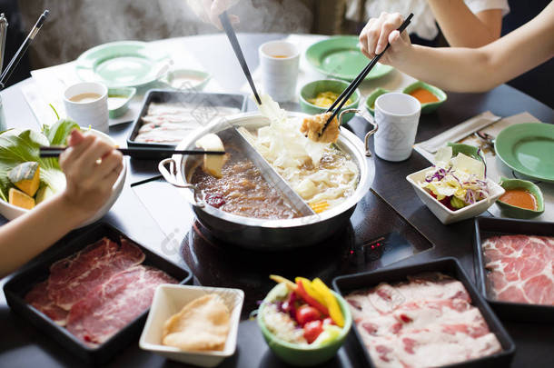 中国食品双味火锅在桌子上