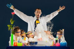 疯狂教授做科学实验在实验室里的孩子