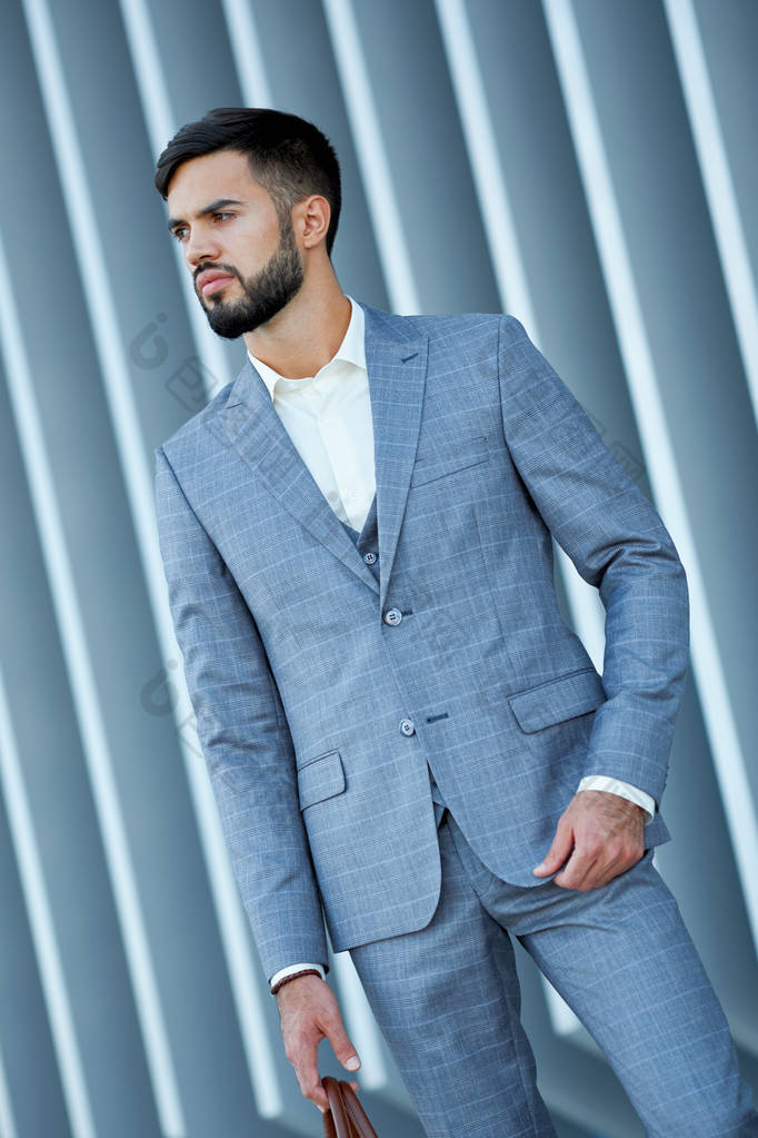 商人风格男人的风格男士定制西服西装摆在户