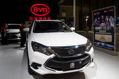 2016年6月28日, 中国员工为在中国上海举行的新能源汽车展览会做准备, 将 Byd 汽车尘埃落定