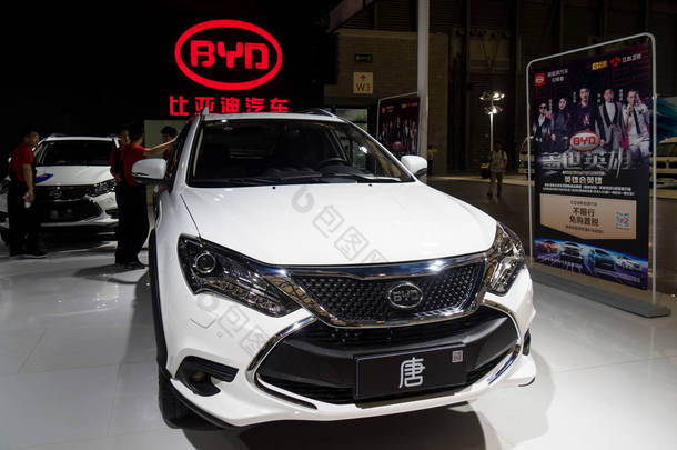 2016<strong>年</strong>6月28日, 中国员工为在中国上海举行的新能源汽车展览会做准备, 将 Byd 汽车尘埃落定