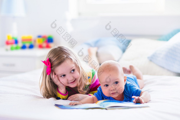 孩子的阅读在白色的卧室里
